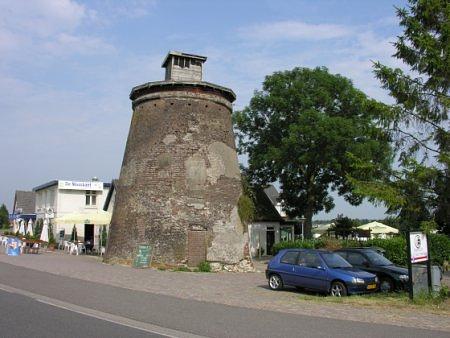 1, Molen 02776 Maasbommelse korenmolen / Ronde Molen (Maasbommel), Foto: S. Boumans, opame 18 juli 2005 | Database Nederlandse molens media-bestand