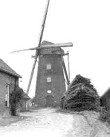 1, Molen 00395 Aeolus (Steenderen), De nog complete molen. Foto: W.O. Bakker, Harkstede | Database Nederlandse molens media-bestand