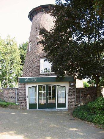 Molen 00201 Linnermolen (wind) (Linne), Foto: W.Jans, opname 2 september 2004 | Database Nederlandse molens media-bestand