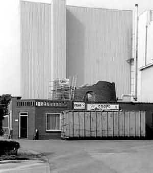 3, Molen 03135 Coopsmolen / Molen van Coops (Halle), Verdere afbraak van de romp. Foto: A. Nibbelink, 21 juni 1998 | Database Nederlandse molens media-bestand