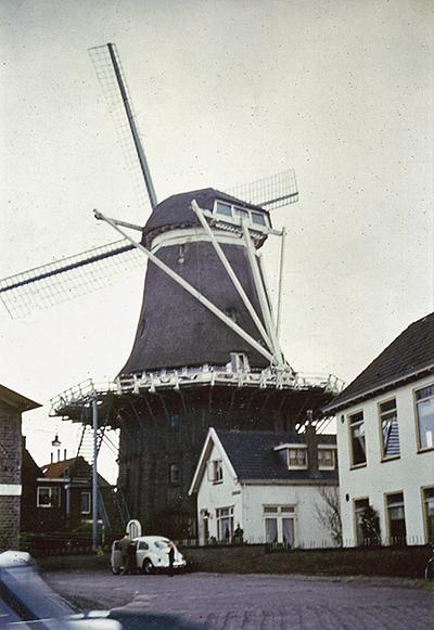 4, Molen 01237 De Hoop (Harderwijk), Foto:Martin E. van Doornik, opname 15 juli 1967Zie de merkwaardige ijzeren trap naar de stelling | Database Nederlandse molens media-bestand