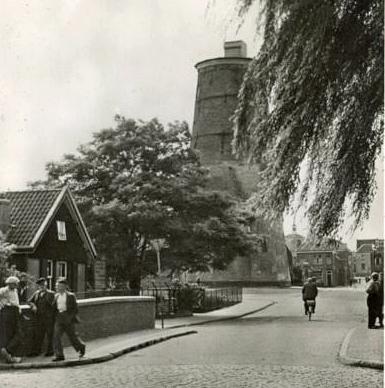 2, Molen 01210 a Leerdamse korenmolen op de Westwal (Leerdam), Deel van ansichtkaart, coll. Dick Kruyshaar | Database Nederlandse molens media-bestand