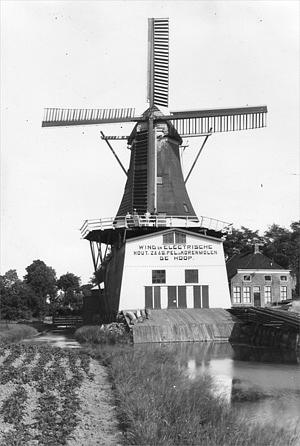 Molen 00628 De Hoop (Holwierde), Foto: n.n. opn. ca 1920, coll. A. Korpershoek | Database Nederlandse molens media-bestand