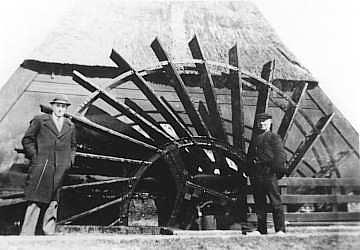 1, Molen 00252 Haaftense Poldermolen (Haaften), Op de foto met het scheprad staat links molenmaker Chr. van Bussel (uitvinder van de Bussel-neuzen) en rechts molenaar Blanken. Foto: collectie J. Knegt.  | Database Nederlandse molens media-bestand