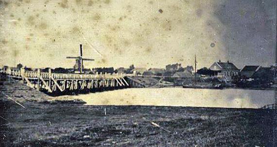 4, Molen 00384 Molen van Lagerweg (Hedel), Afb. van de schipbrug met de molen linksachter, coll. Arie Korpershoek | Database Nederlandse molens media-bestand