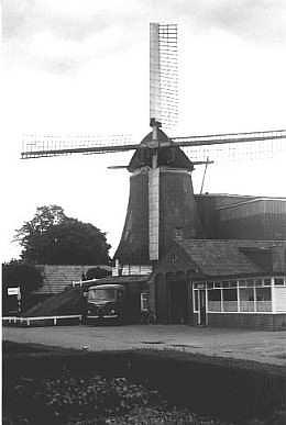 Molen 01247 De Zon (Oosterwolde), Foto: P. Grund, opn. juni 1974 | Database Nederlandse molens media-bestand