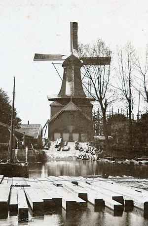 Molen 01512 Ons Genoegen (Alblasserdam), Deel van ansichtkaart (coll. NSR) , volledige afb. zie RAD nr 555_13301 | Database Nederlandse molens media-bestand