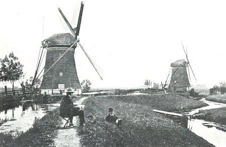 2, Molen 01540 e Harnaschpolder, Harnas Molen (Den Hoorn), Foto: n.n., links de Harnaschmolen, rechts de Nieuwe Woudschemolen | Database Nederlandse molens media-bestand