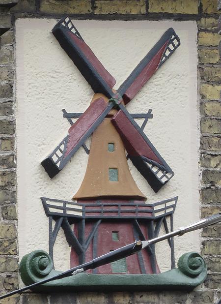 2, Molen 01441 a De Monnik / De Munnik (Sneek/ Snits), Gevelsteen, opname NSR, 19 september 2015 | Database Nederlandse molens media-bestand