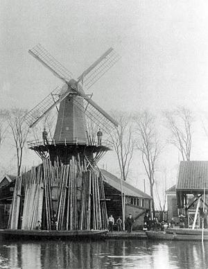Molen 10223 De Vlijt (Alphen aan den Rijn), Foto: n.n., opnsme ca 1900 | Database Nederlandse molens media-bestand