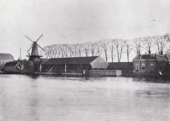 1, Molen 10223 De Vlijt (Alphen aan den Rijn), Links de molen, recht het Kaaspakhuis van Joh. J. Altona | Database Nederlandse molens media-bestand