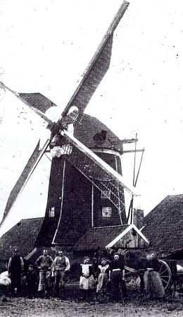 Molen 03114 a Molen van Brunsveld (IJzerlo), Detail van prentbriekaart, opname eind 1900 | Database Nederlandse molens media-bestand