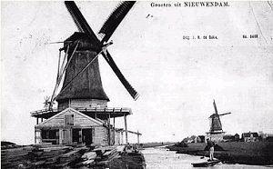 2, Molen 02552 e De Lamoenboom / De Hoop (Nieuwendam), Foto n.n. opname 1905, coll. Rob Pols, links De Hoop, rechts De Pauw | Database Nederlandse molens media-bestand
