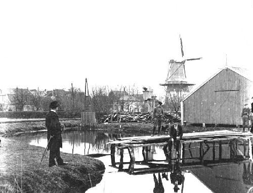 3, Molen 00800 b De Wachter (Alkmaar), De Wachter in de verte, met ervoor een onbekend wipmolentje | Database Nederlandse molens media-bestand
