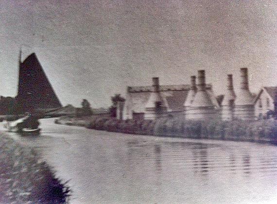 1, Molen 00310 b De Volharding (De Rijp), Foto: n.n., opname 1901, De schelpenkalkbranderij | Database Nederlandse molens media-bestand