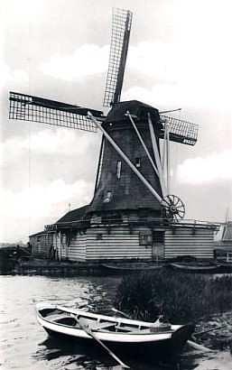 Molen 01108 a De Zon (Zaandam-Oost), Foto: ansichtkaart nr. 135 (Uitg. K. Tanger) | Database Nederlandse molens media-bestand