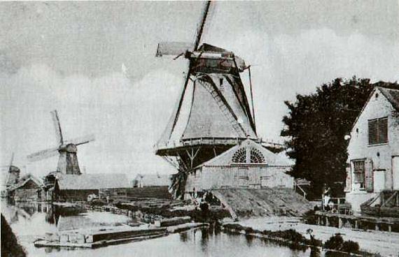 2, Molen 06492 v De Hoop (Amsterdam), In het midden De Hoop. Prentbriefkaart, 'Molens in Noord-Holland in oude ansichten', 1980 | Database Nederlandse molens media-bestand