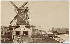 2, Molen 06494 p De Ruiter / De Ruyter (Amsterdam), Foto: ca. 1880 (coll. G. van den Bosch), gezien vanaf de voetbrug over de Zaagmolensloot | Database Nederlandse molens media-bestand