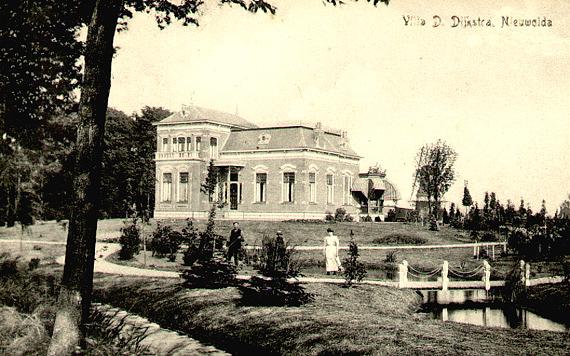 1, Molen 00642 (korenmolen) (2e) (Oostwolderhamrik), Ansichtkaart, villa D. Dijkstra met rechts de molen (coll. H. v.d. Wal) | Database Nederlandse molens media-bestand