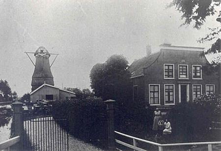 1, Molen 01213 d De Nijverheid (Alphen aan den Rijn), Foto:n.n., collectie Dick Kenbeek | Database Nederlandse molens media-bestand
