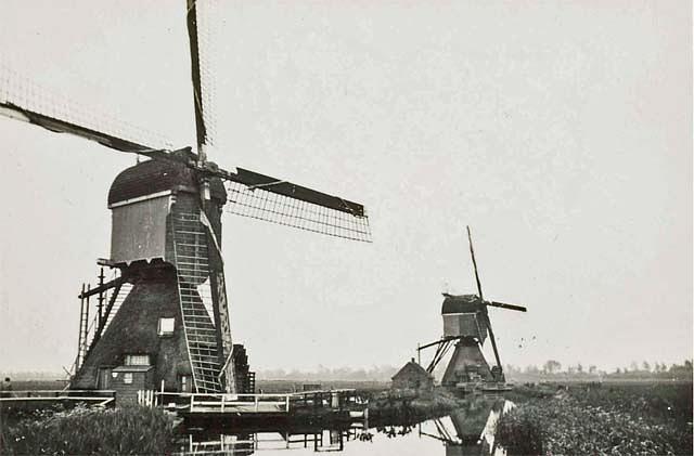 2, Molen 01480 Waterschap Lopik, Lopikerkapel en Zevenhoven / Molen nr I / Voorste Molen (Cabauw), Foto coll. DVM, links molen nr II en rechts molen nr I | Database Nederlandse molens media-bestand