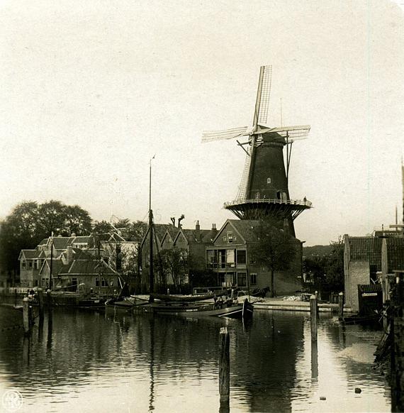 3, Molen 03940 q De Maagd / De Dordtsche Maagd (Dordrecht), Linkerhelft van een stereofoto, ca. 1900 (coll. Sjaak Boone) | Database Nederlandse molens media-bestand