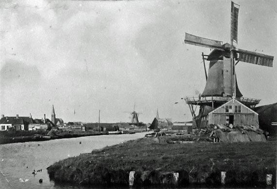 1, Molen 01425 De Arend (Harlingen/ Harns), Fotoarchief NSR, rechts De Arend, links op de achtergrond De Standvastigheid | Database Nederlandse molens media-bestand