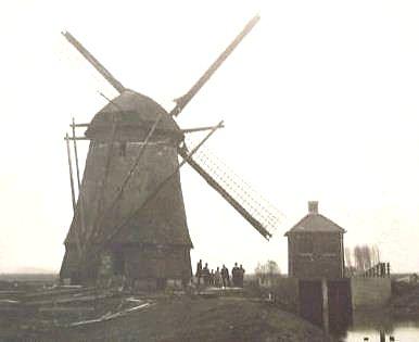 1, Molen 00251 Dorpspolder Enspijk (Enspijk), Foto: n.n., coll.Ruurd Jacob Nauta, de molen bij de oplevering/in gebruikstelling van het nwe gemaal | Database Nederlandse molens media-bestand
