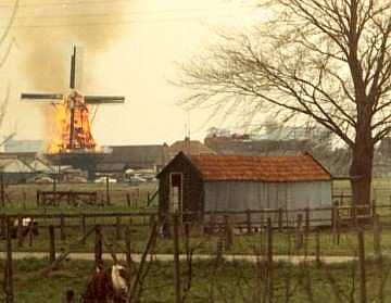 1, Molen 01858 Molen van Dieperink / Molen van Vorderman / De Ooievaar (Terwolde), De Ooievaar in brand op 5 april 1973.Foto: dhr. Burgh, Terwolde, coll. Leo Middelkoop | Database Nederlandse molens media-bestand