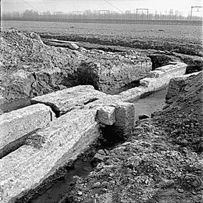 2, Molen 02877 d Zuidpolder (Dordrecht), opgraving 1960: watergang en fundering van de molen, beeldbank RAD 554_30695 (coll. D. van Asperen) | Database Nederlandse molens media-bestand