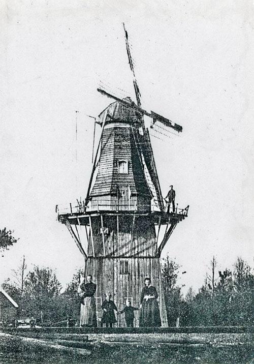 Molen 02722 a Molen Van der Veen (Loozen-Gramsbergen), coll DVM, op de stelling molenaar van Veen, ervoor zijn gezin met een buurvrouw | Database Nederlandse molens media-bestand