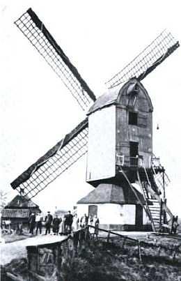 Molen 00383 vm. molen van Kasteel Ammersoyen (Ammerzoden), Foto: n.n. | Database Nederlandse molens media-bestand