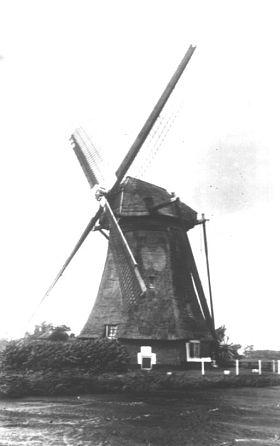 1, Molen 00063 Bent- en Delf of Generale polder, Langelandse Molen (Benthuizen), Ansichtkaart SERIE 9, NR 2, uitg. A. Bicker, opname 1938, coll. DVM
De onderste foto is enige tijd een zoekplaatje geweest. De foto is herkend door E. Esselink op 17 september 2009 | Database Nederlandse molens media-bestand