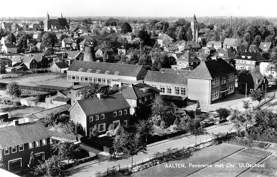 1, Molen 03119 Het Rot / Molen van Hakstege (Aalten), De molenromp links achter de school. Prentbriefkaart coll. M. te Brake | Database Nederlandse molens media-bestand