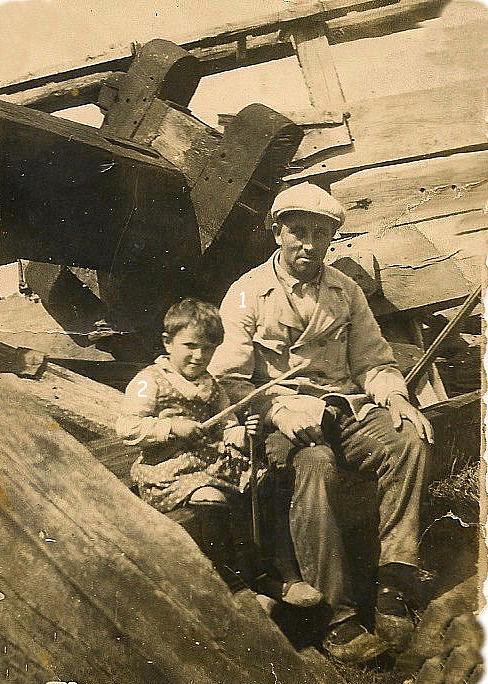 5, Molen 00397 De Olde Kaste / Baakse molen (Baak), De gesloopte molen in 1934 met molenaar Willem Kempers,  en Hermien Schooltink (van de winkel) | Database Nederlandse molens media-bestand