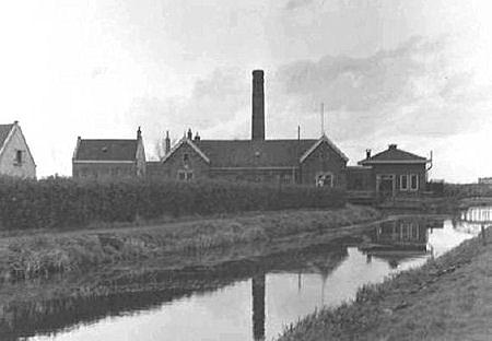 6, Molen 01070 Eskamppolder / Escamppolder (Den Haag), Foto: W.G.Verhoef, opname 10 april 1950Stoomgemaal | Database Nederlandse molens media-bestand