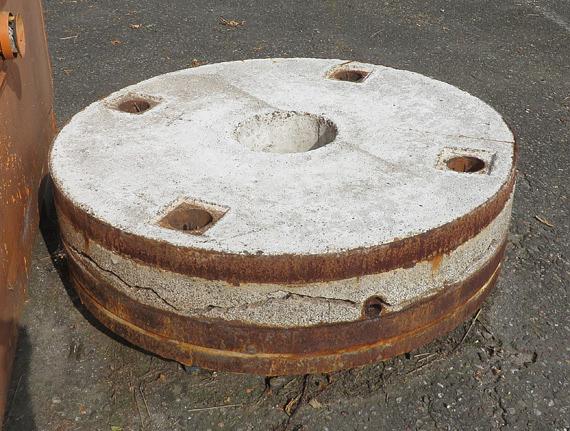 2, Molen 03608 De Greupmolen (Westmaas), Molensteen van de Greupmolen, op parkeerterrein bij de molen in Maasdam | Database Nederlandse molens media-bestand
