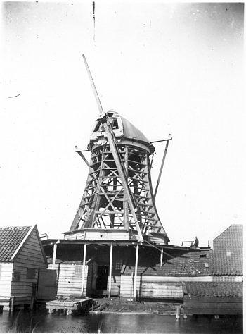 1, Molen 01777 f De Veenboer (Zaandijk), Foto van de afbraak, maart 1907 (coll. F. Rol) | Database Nederlandse molens media-bestand