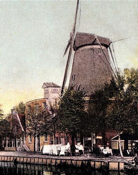 2, Molen 01441 c De Hoop / Molen van Zwart (Sneek/ Snits), een detail van bovenstaande ansichtkaart, de was stond te drogen aan de kade | Database Nederlandse molens media-bestand