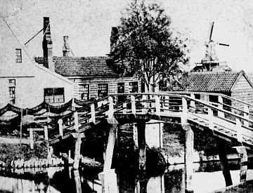 Molen 06673 g De Jonge Beer (3e) (Zaandam-Oost), Foto: verzameling F.Rol, de molen gezien omstreeks 1880 | Database Nederlandse molens media-bestand