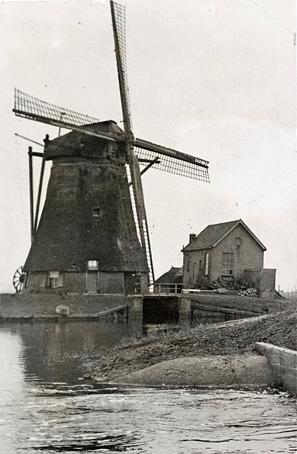 Molen 01250 Polder Kamperveen, deel Het Buitenland, molen van Van der Pol (Kamperveen), 1. De molen met het motorgemaal rond 1937 | Database Nederlandse molens media-bestand