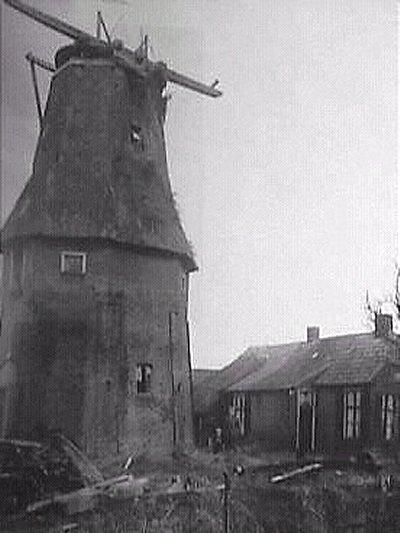 4, Molen 01466 Molen van A. Akkerman (Nijeveen), Foto: P.G. Steen, collectie P. Hofkamp, de molens tijdens afbraak | Database Nederlandse molens media-bestand