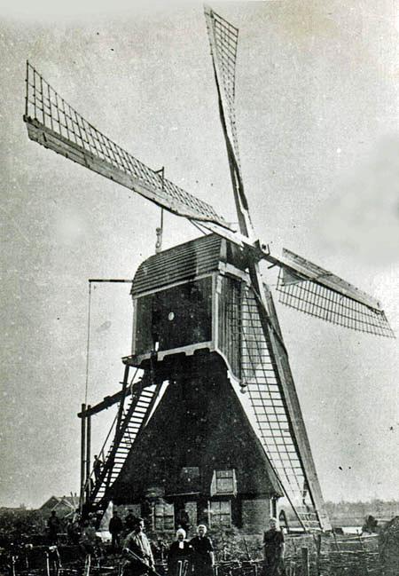 2, Molen 02564 d Polder Bleskensgraaf, deel Noordzijde, Peilmolen (Bleskensgraaf), Foto: n.n., coll. Arie Hoek, de molen met een seinmast | Database Nederlandse molens media-bestand