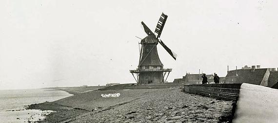 2, Molen 01422 De Bazuin (Harlingen/ Harns), Foto: n.n. Op 1 end restanten van de zelfzwichting | Database Nederlandse molens media-bestand