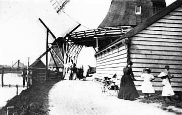 1, Molen 04910 b Polder Westzaan, 't Leven (Zaandijk), Op voorgrond molen De Koperslager, links Het Leven | Database Nederlandse molens media-bestand