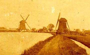 Molen 01795 bis n De Sluipwijksemolen (Gouda), Foto: verzameling H. Roest, links de Reeuwijksemolen, rechts de Sluipwijksemolen | Database Nederlandse molens media-bestand