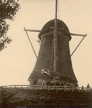 Molen 01154 p Derde Bedijking der Mijdrechtse Droogmakerij, ondermolen (De Hoef), Foto: nn., coll.V.Mepschen, de sloop in 1924 | Database Nederlandse molens media-bestand