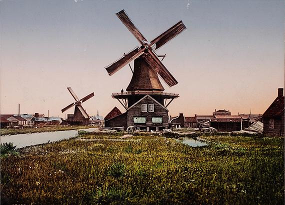1, Molen 06393 p De Liefde / De Pik (Zaandam-West), Links De Pet, rechts De Liefde. Foto: coll. Swiss Camera Museum te Vevey (CH) | Database Nederlandse molens media-bestand