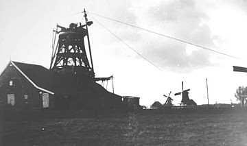 1, Molen 01108 e De Kat (2e) (Zaandam-Oost), Sloop in oktober 1904 (Foto: n.n.) | Database Nederlandse molens media-bestand