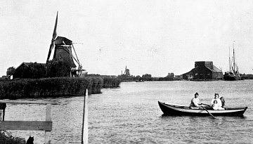 2, Molen 01108 e De Kat (2e) (Zaandam-Oost), Foto: Links staat de Wind, rechts staat de schuur van de gesloopte Kat | Database Nederlandse molens media-bestand